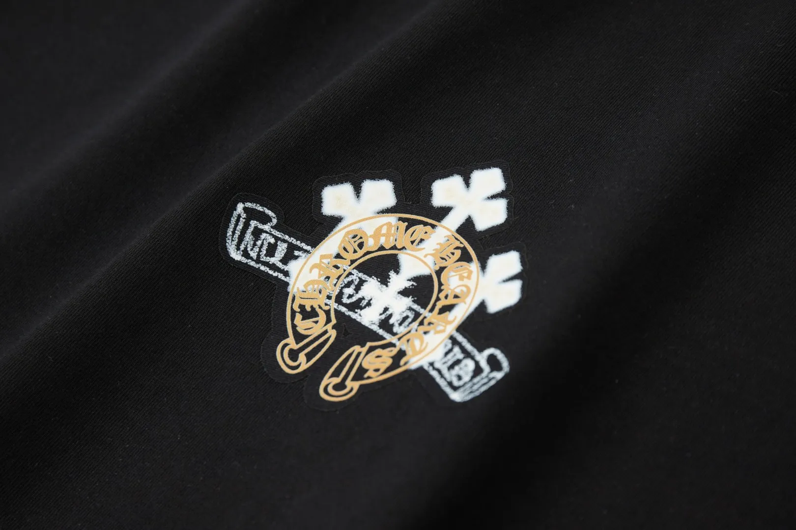 🅿️220 ✨CH✨🆕25SS spring and summer new style Crow Heart ✝ frame logo patch short sleeves Light luxury essential item for daily commuting for men and women Correct version Welcome to compare Detailed features · 260g 100% pure cotton double yarn jersey fabric · Custom dyed in the same cylinder, special thickened 32 double-ply 1X1 threads · Double-needle stitching and cross-stitching technology · Original main mark, washed tag, branded moisture-proof paper packaging Color: White/Black/ Size: S/M/L/XL
